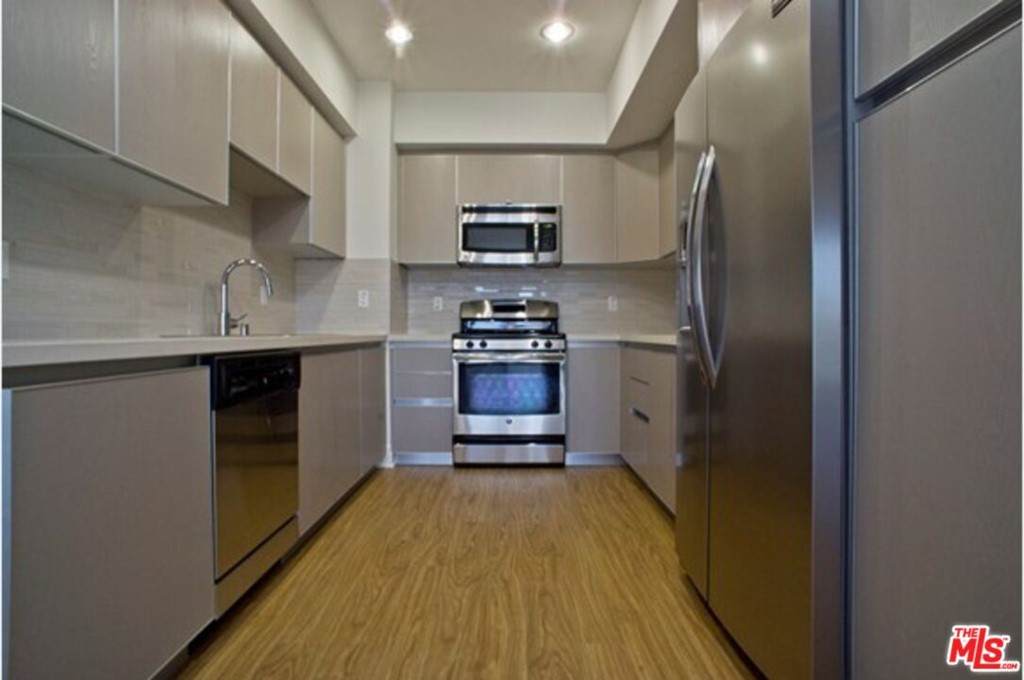 1411 Barry Avenue - Photo 1