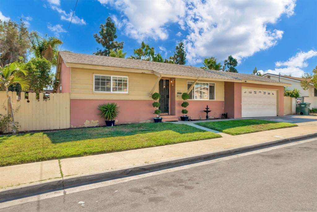 924 Bucky Ln - Photo 1
