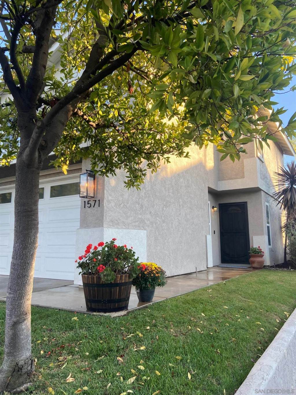 1571 Nicholas Way - Photo 1
