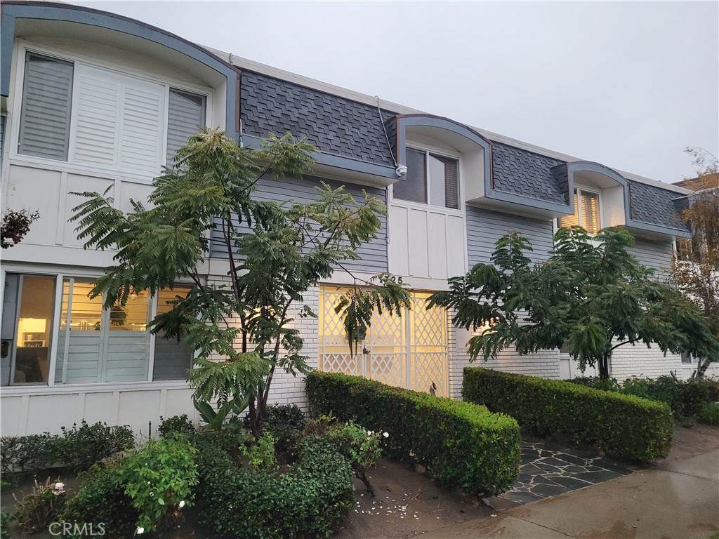 1725 Loma Avenue - Photo 1