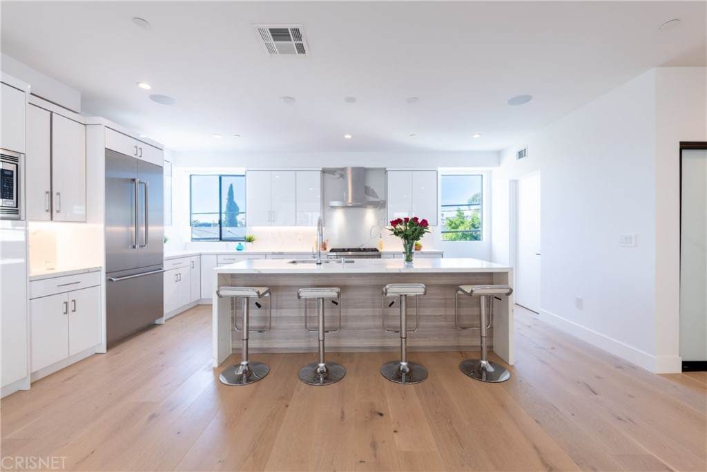 737 Gramercy Place - Photo 1