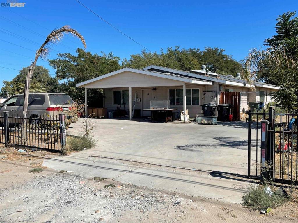 580 Airport Way - Photo 1