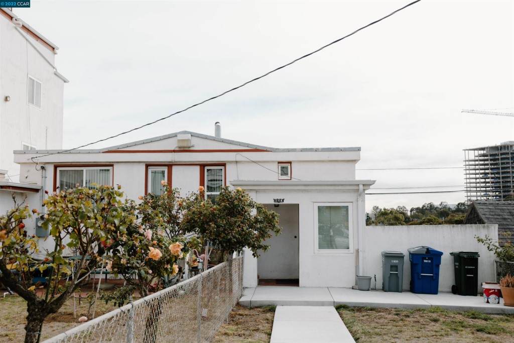 142 Gardiner Ave - Photo 1