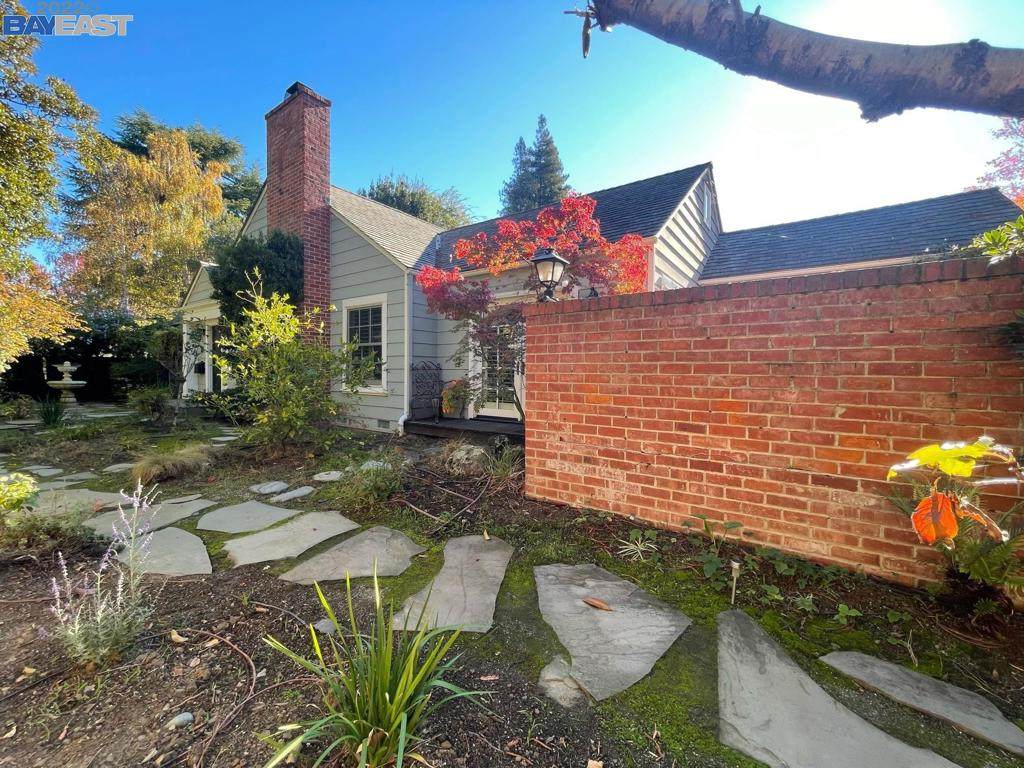 1600 University Ave - Photo 1
