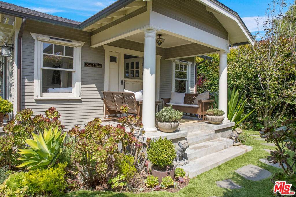 831 Venezia Avenue - Photo 1