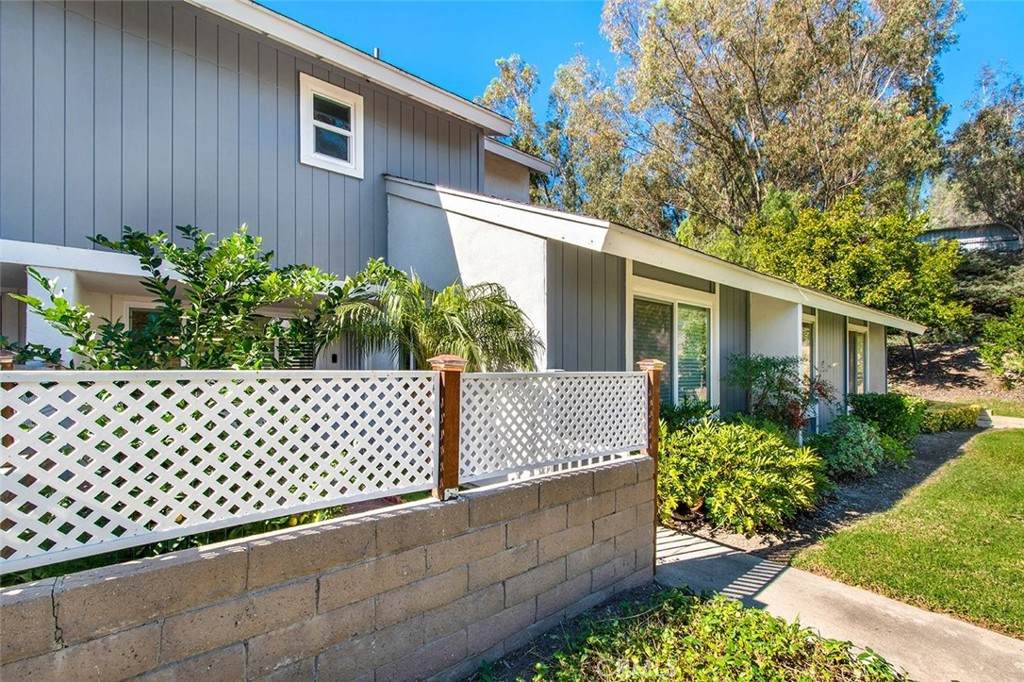 29616 Oakwood Ct - Photo 1