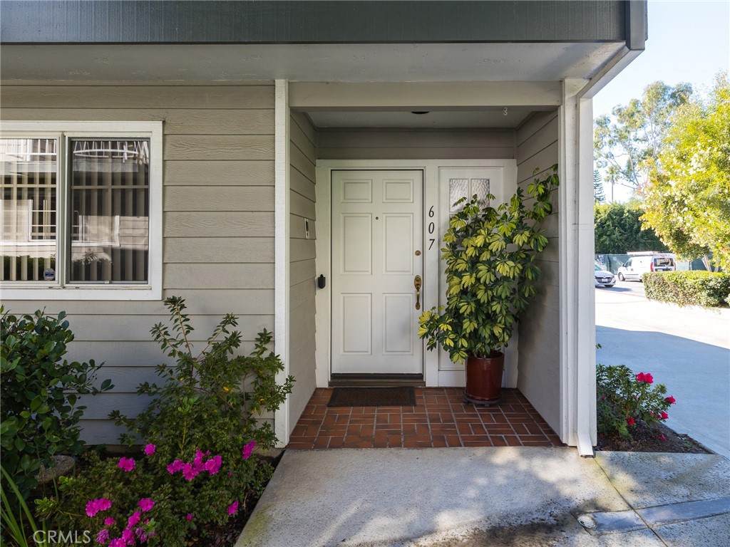 607 Pine Avenue - Photo 1