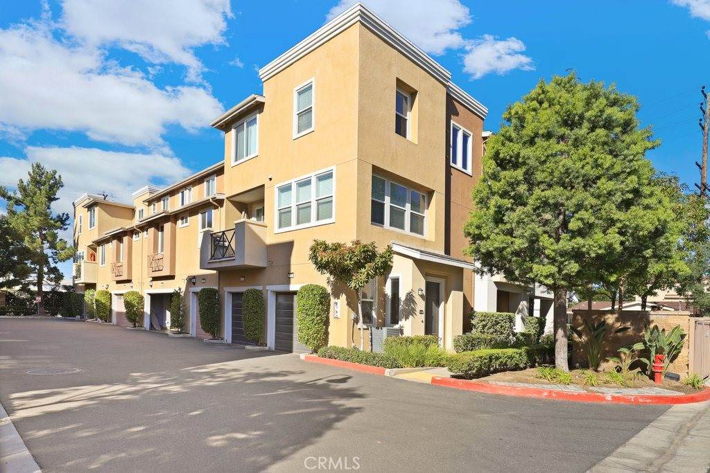 500 Willowbrook Avenue - Photo 1