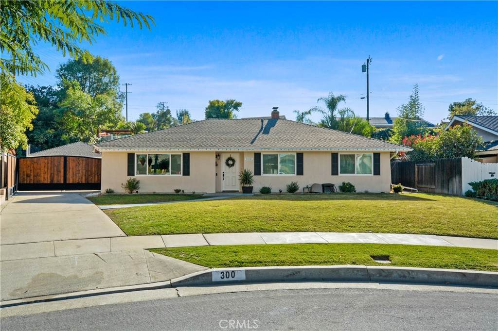 300 Redwood Ln - Photo 1