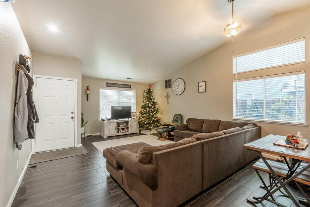7020 Firethorn Dr - Photo 1