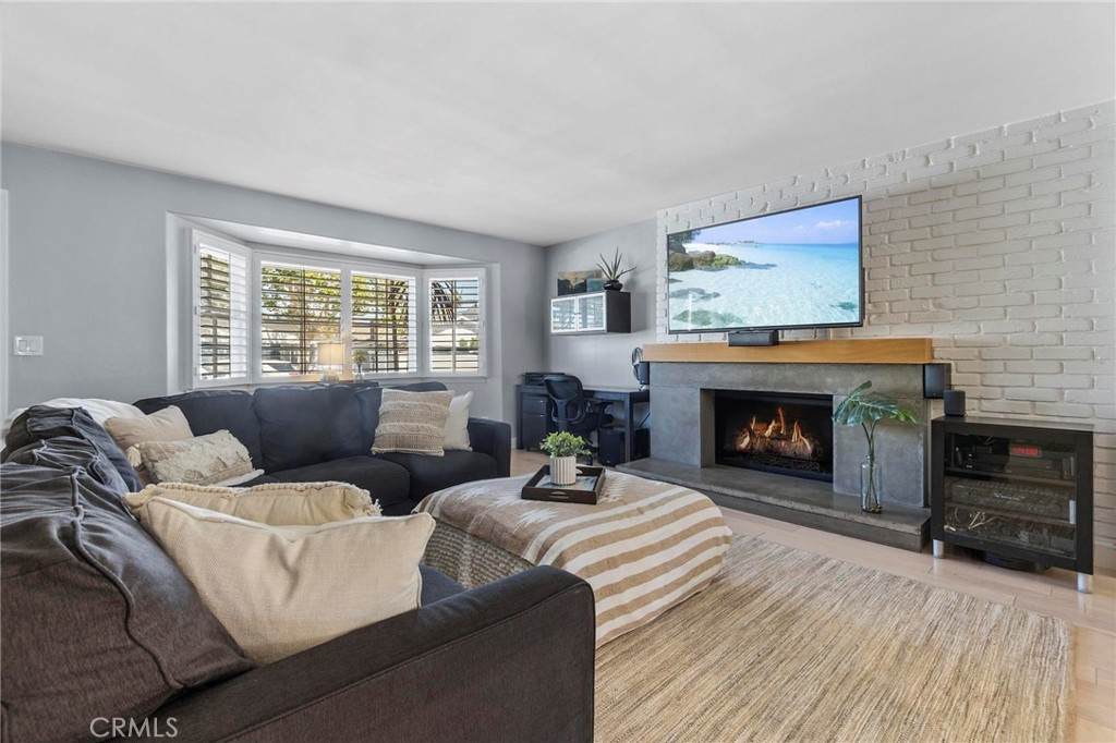 915 England Street - Photo 1