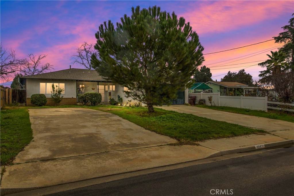952 Elm Avenue - Photo 1
