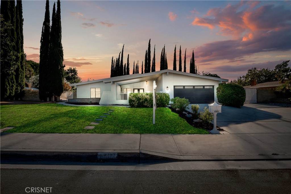 43637 27th Street - Photo 1