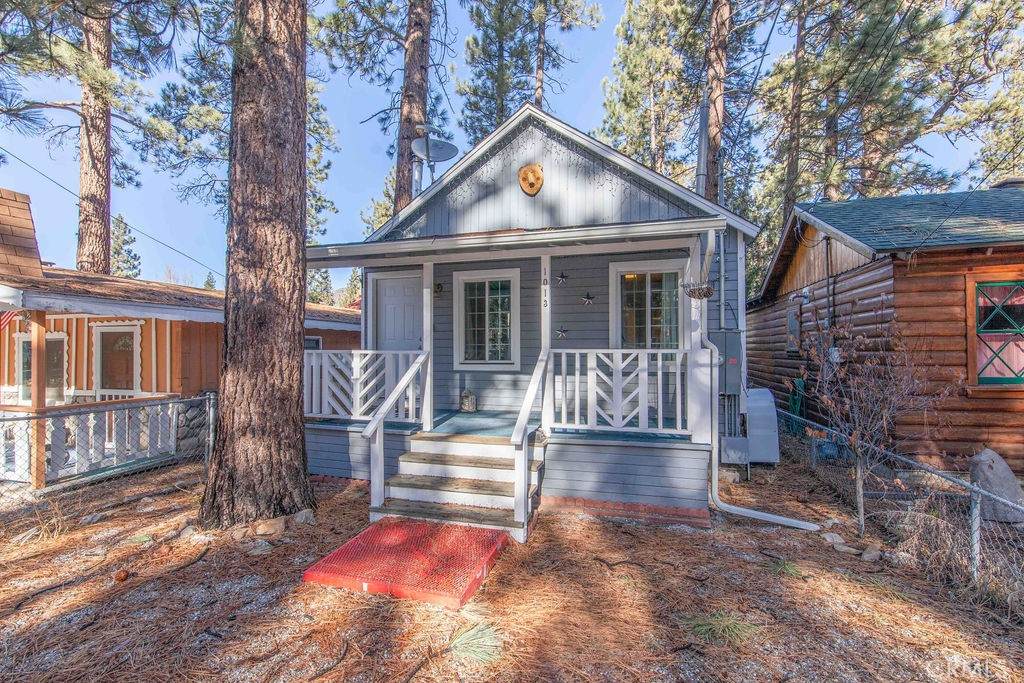 1013 Sherwood Boulevard - Photo 1