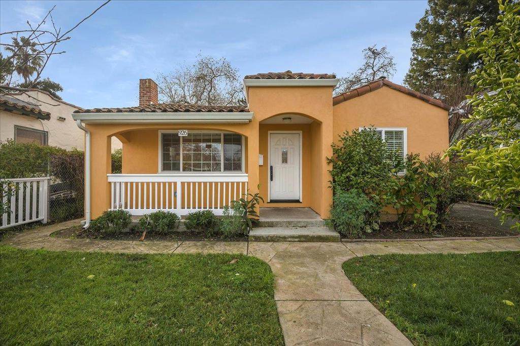 926 Iris Street - Photo 1