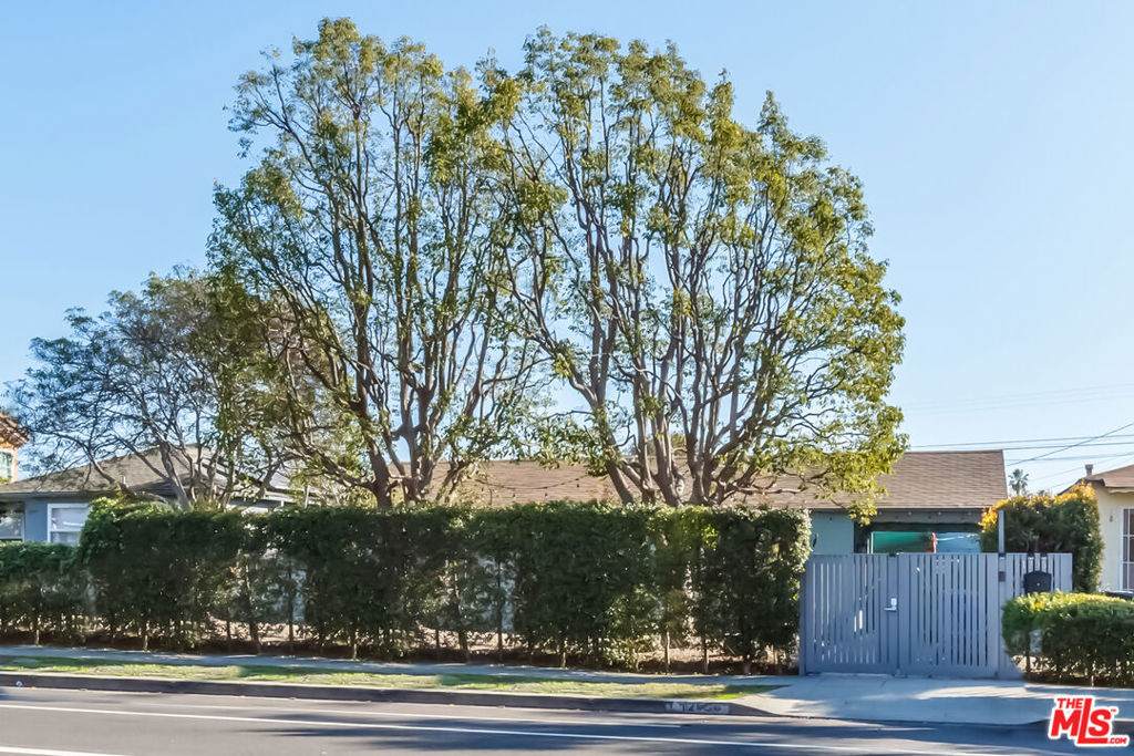 12958 Short Avenue - Photo 1