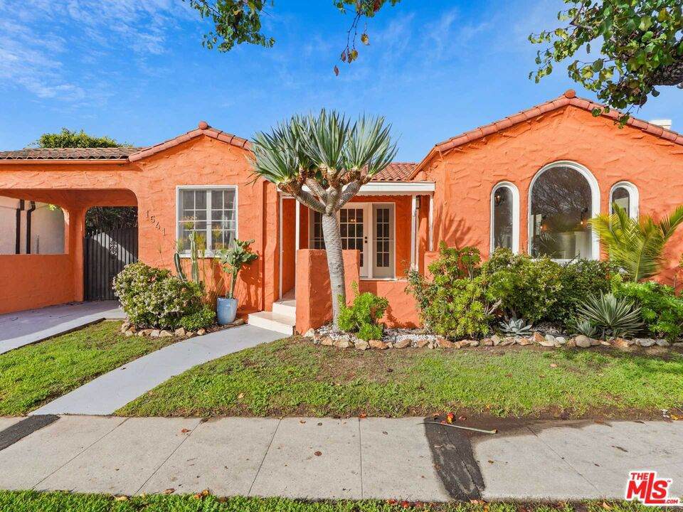 1541 Curson Avenue - Photo 1