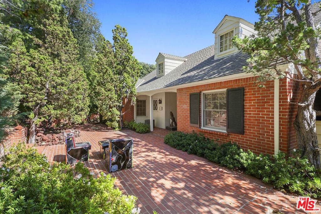 672 Macculloch Drive - Photo 1
