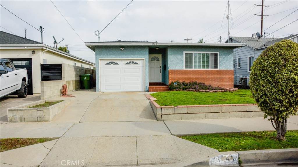 1606 Lakme Avenue - Photo 1