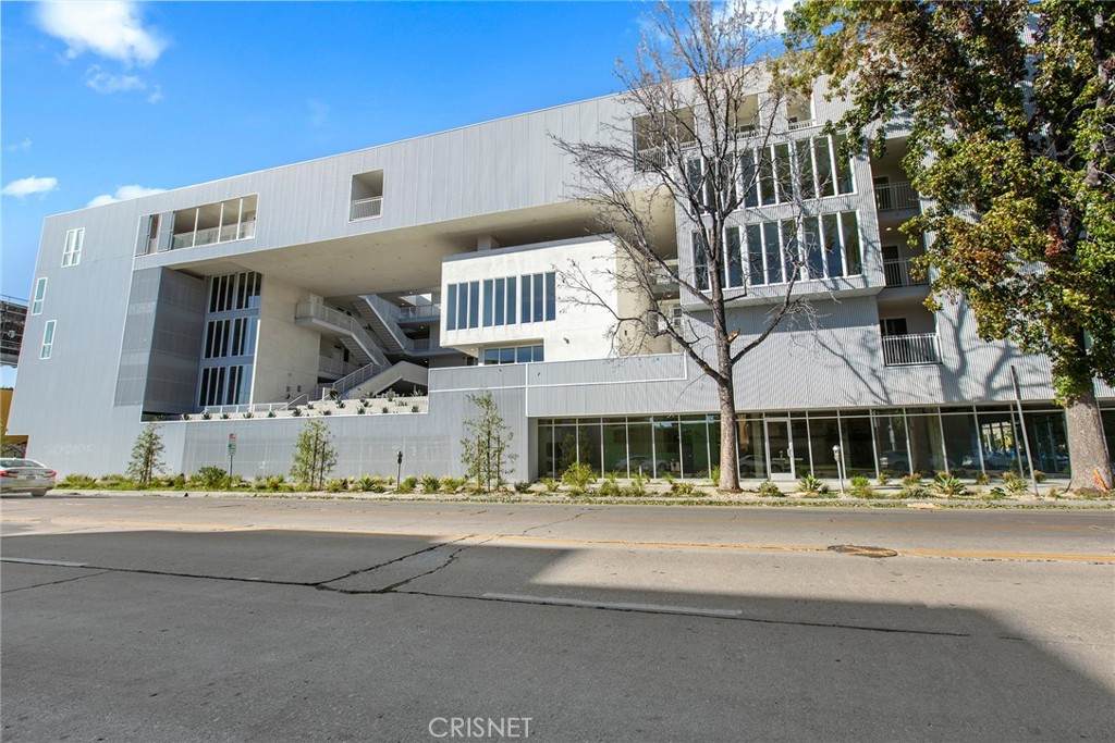 4805 Bakman Avenue - Photo 1