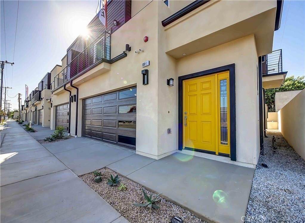 909 Oakwood Street - Photo 1