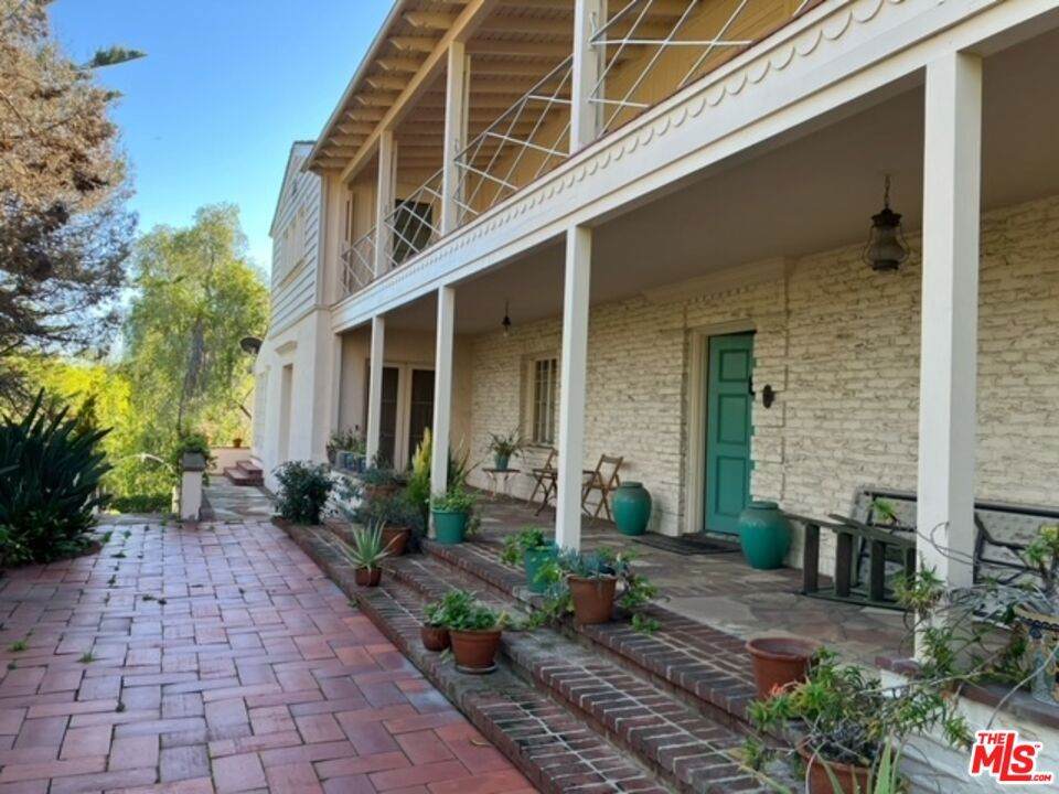 541 Comstock Avenue - Photo 1