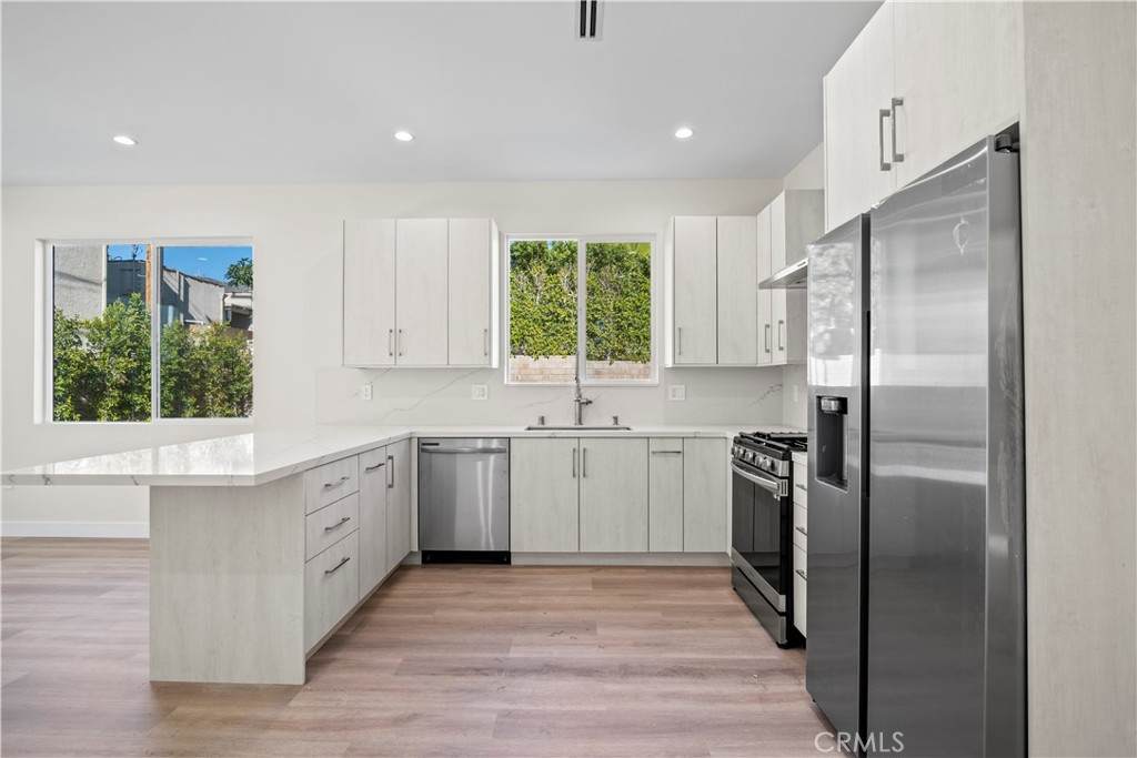 703 E Elmwood Ave - Photo 1