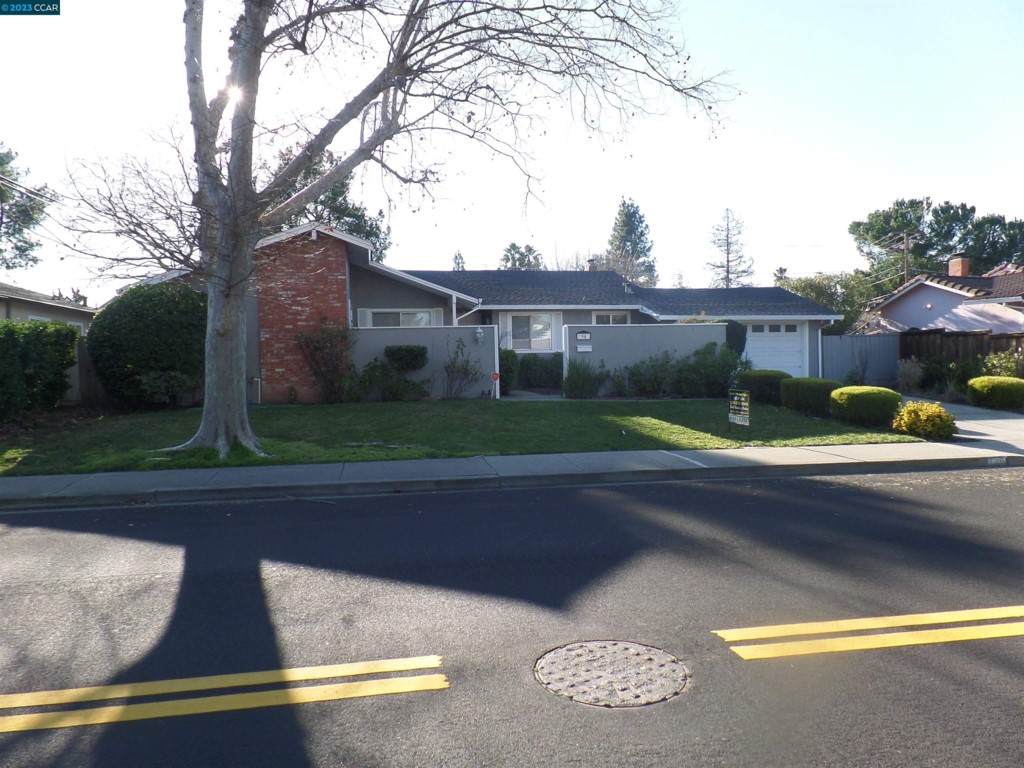 1561 Carriage Dr - Photo 1