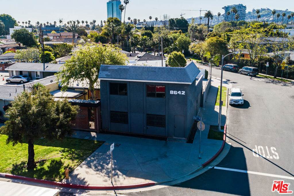 8642 Venice Boulevard - Photo 1