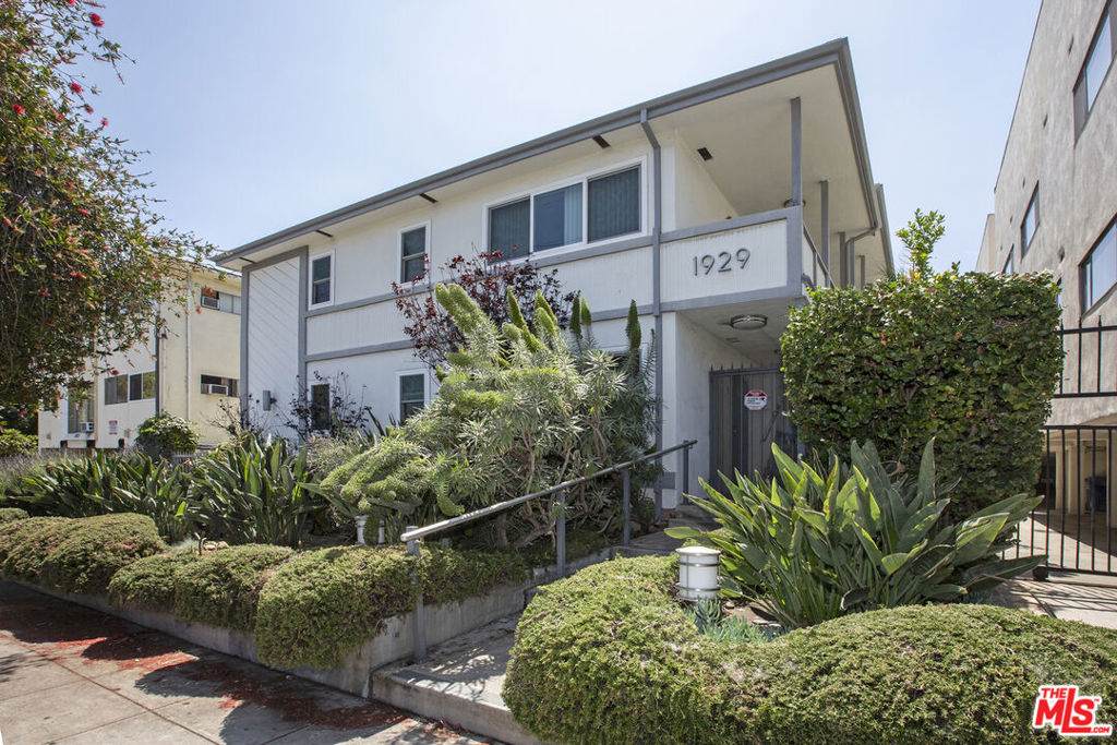 1929 Tamarind Avenue - Photo 1