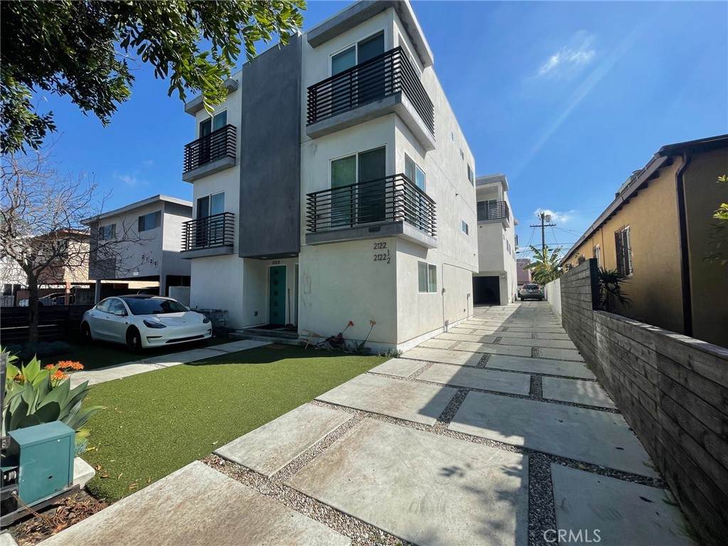 2122 Carmona Avenue - Photo 1