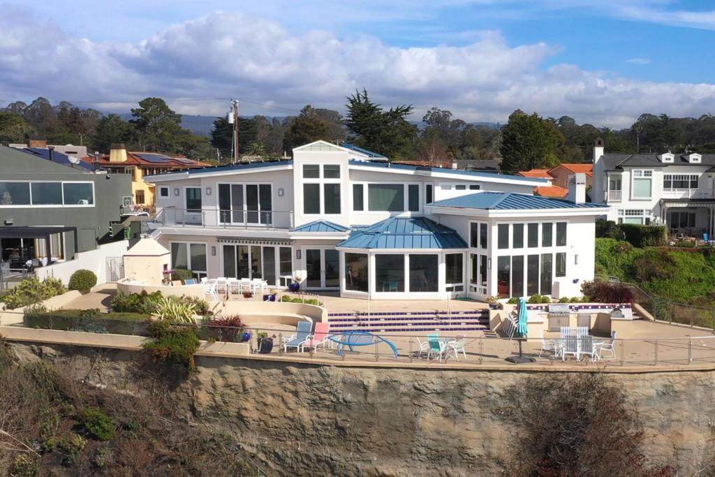 422 Seaview Drive - Photo 1