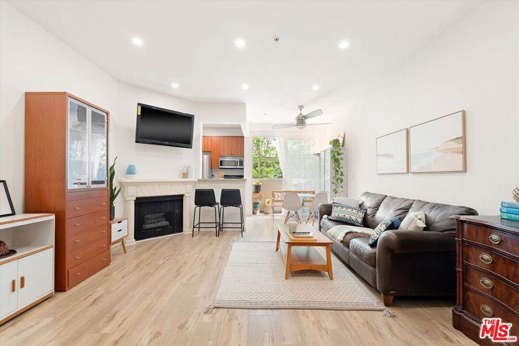 620 Gramercy Place - Photo 1