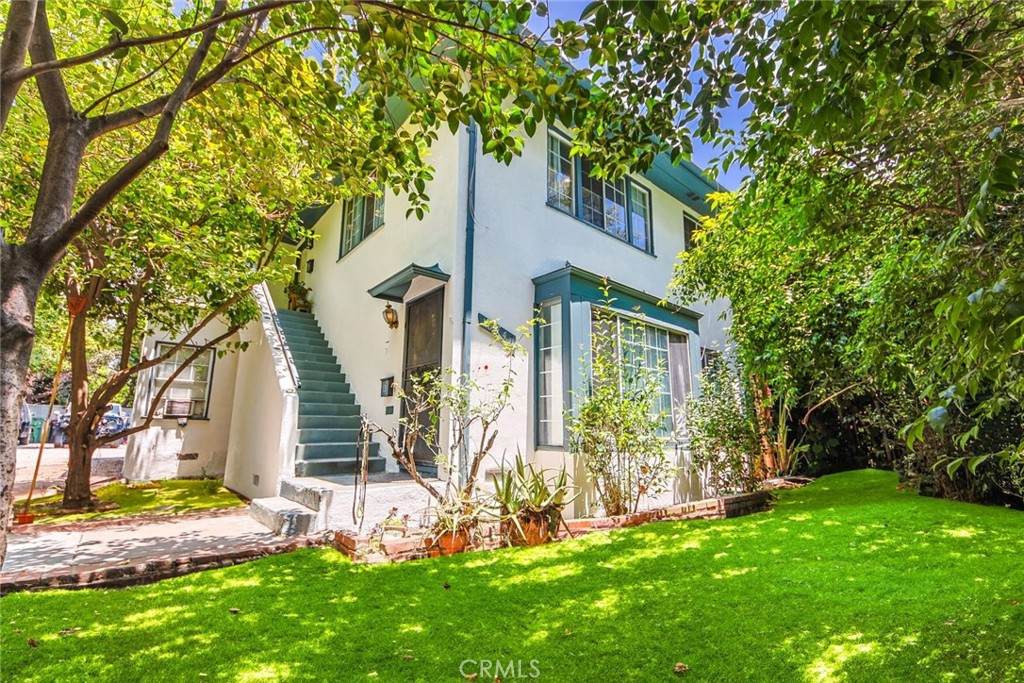 15047 Victory Boulevard - Photo 1