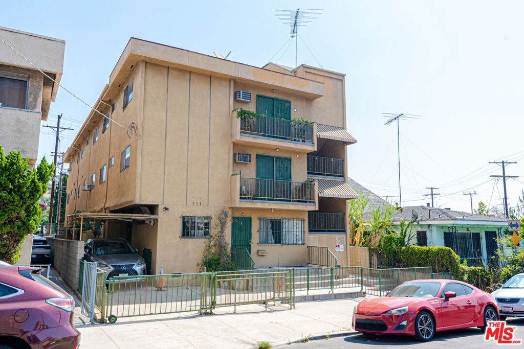 714 College Street - Photo 1