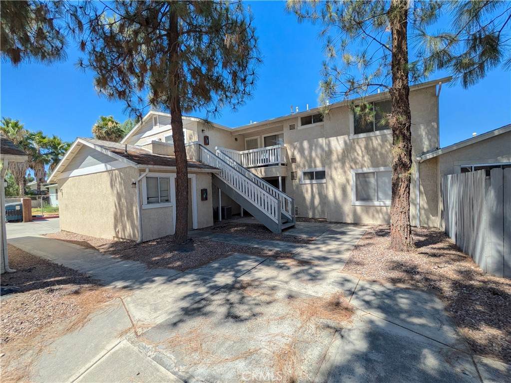 975 Devonshire Avenue - Photo 1