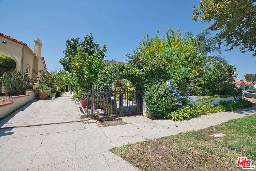 1025 Burnside Avenue - Photo 1