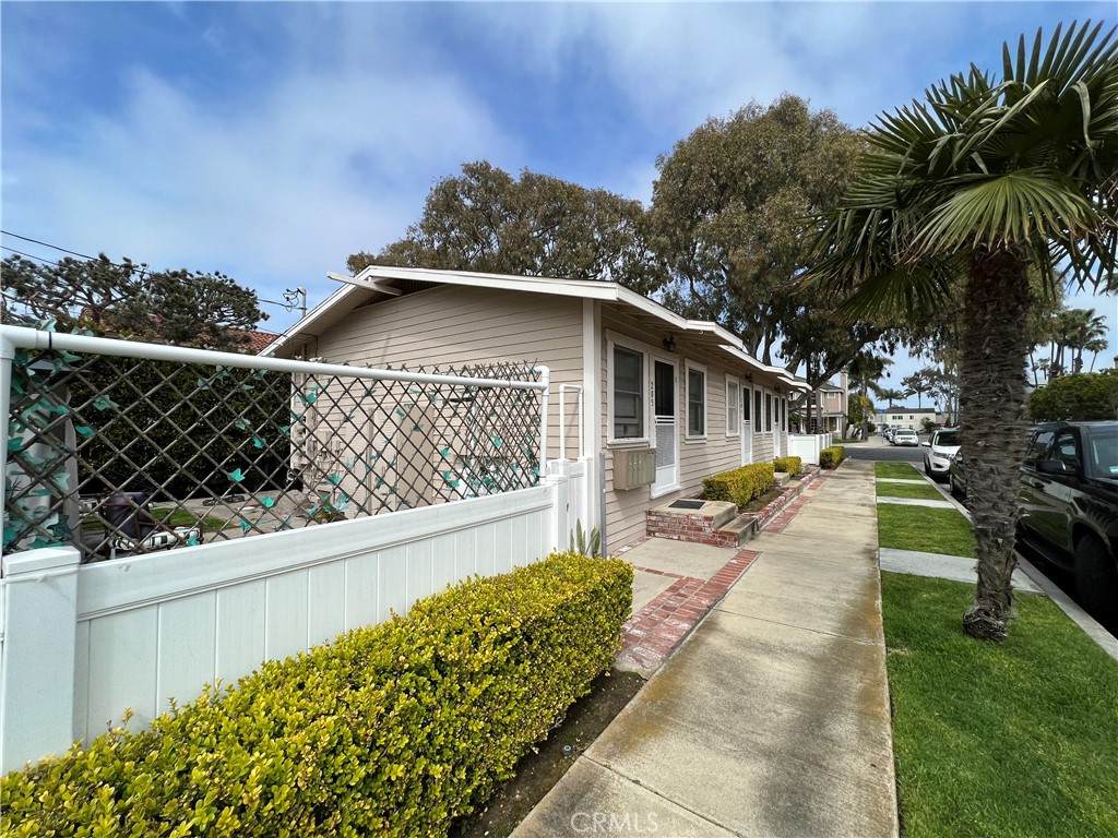 203 Pecan Avenue - Photo 1