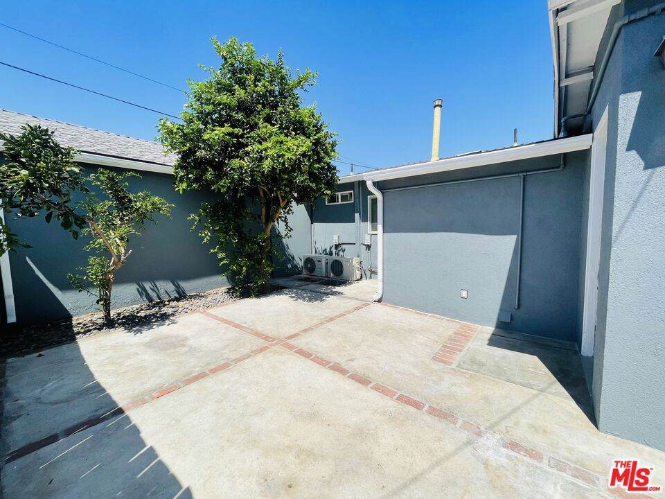 11845 Doty Avenue - Photo 1