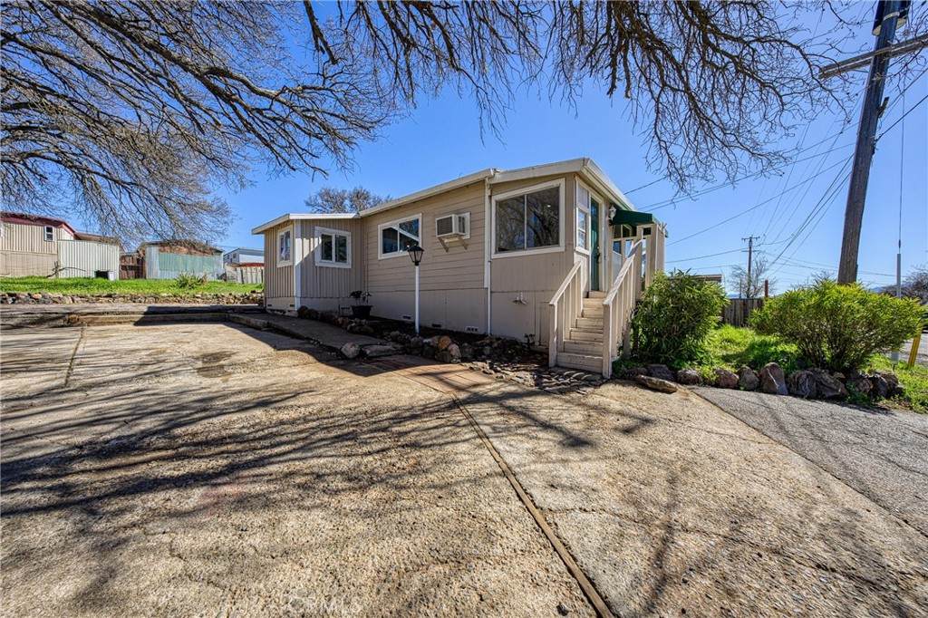 3912 Pine Avenue - Photo 1