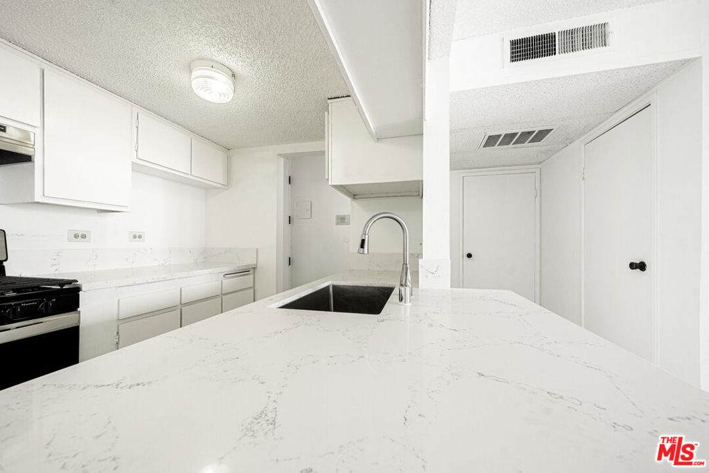 421 La Fayette Park Place - Photo 1