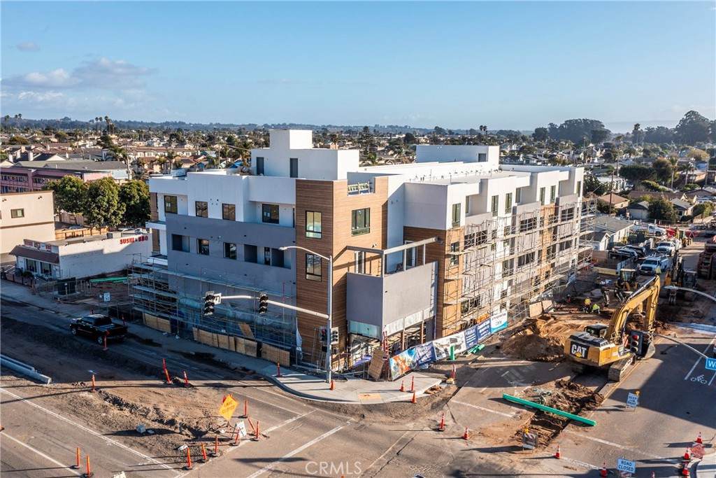 402 W Grand Ave - Photo 1