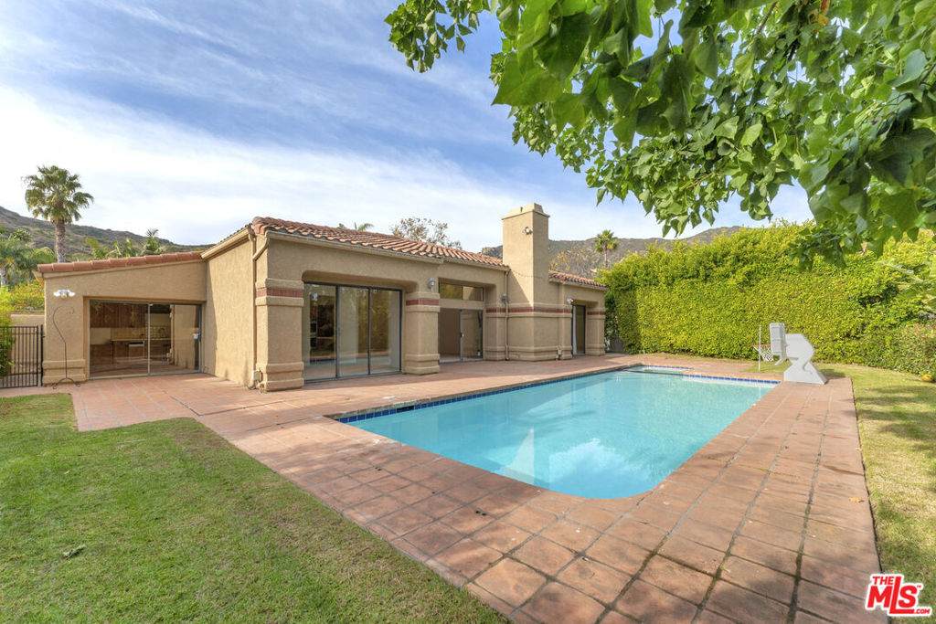 3516 Malibu Country Drive - Photo 1