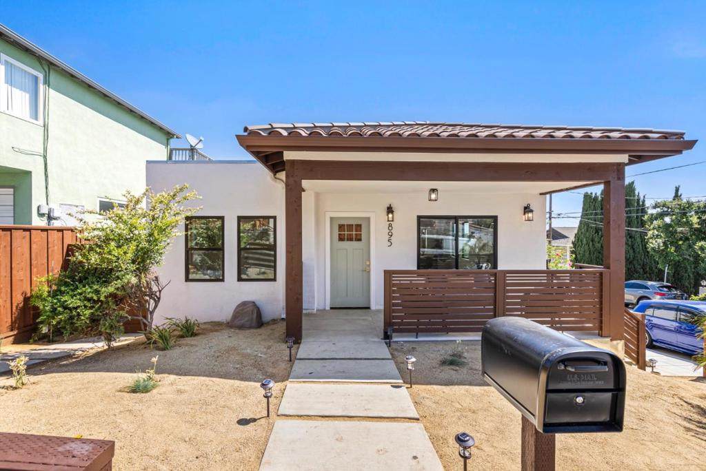 895 Laurel Avenue - Photo 1