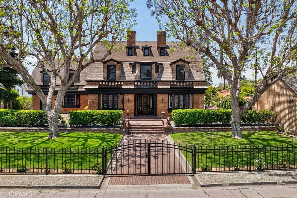 11 La Linda Drive - Photo 1