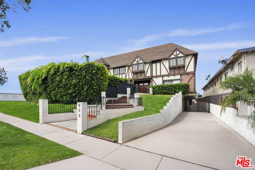 822 Victor Avenue - Photo 1