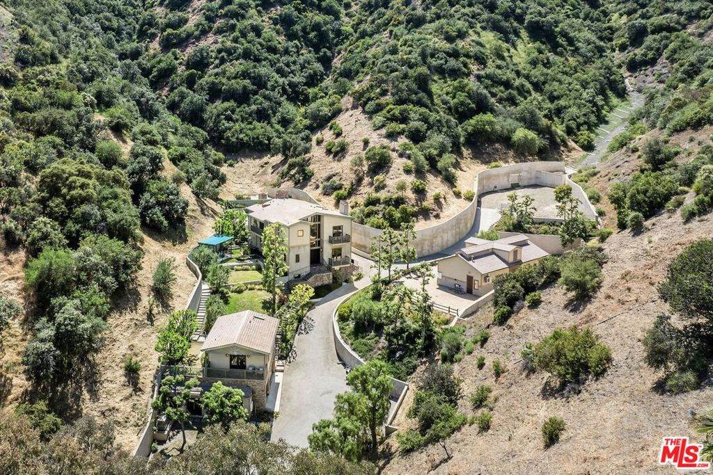 4099 Mandeville Canyon Rd - Photo 1