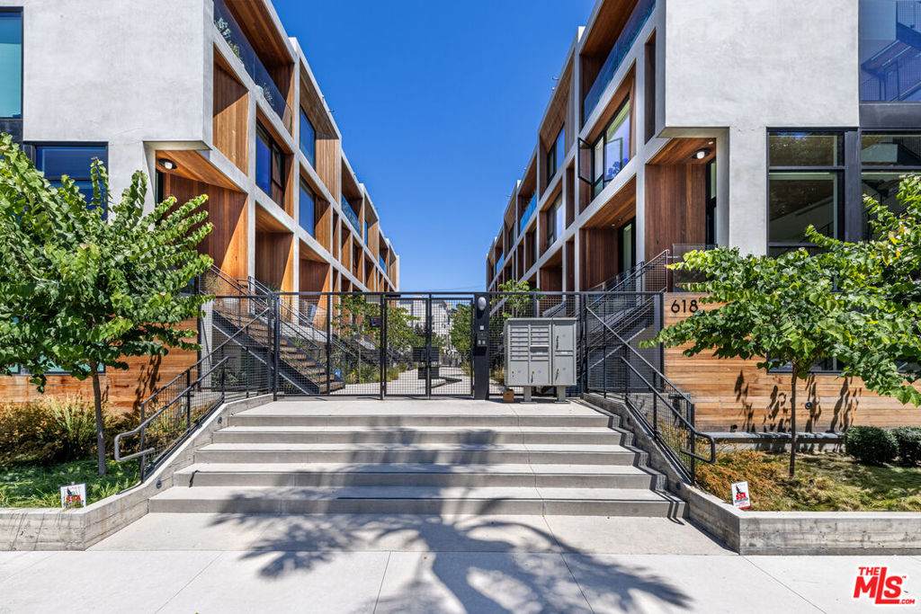 610 Van Ness Avenue - Photo 1