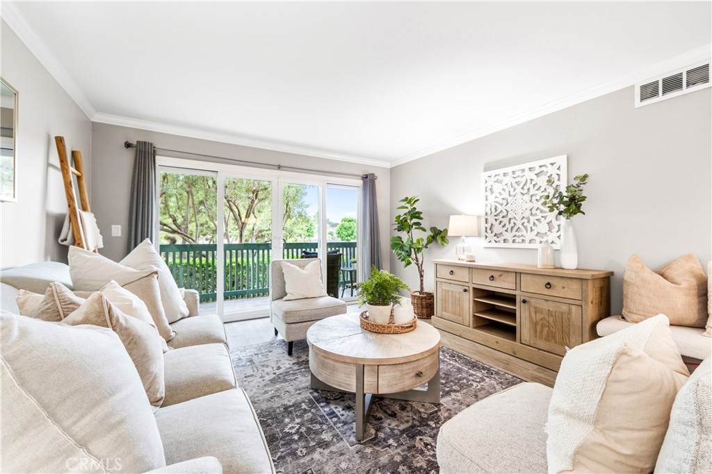 564 Bellflower Boulevard - Photo 1