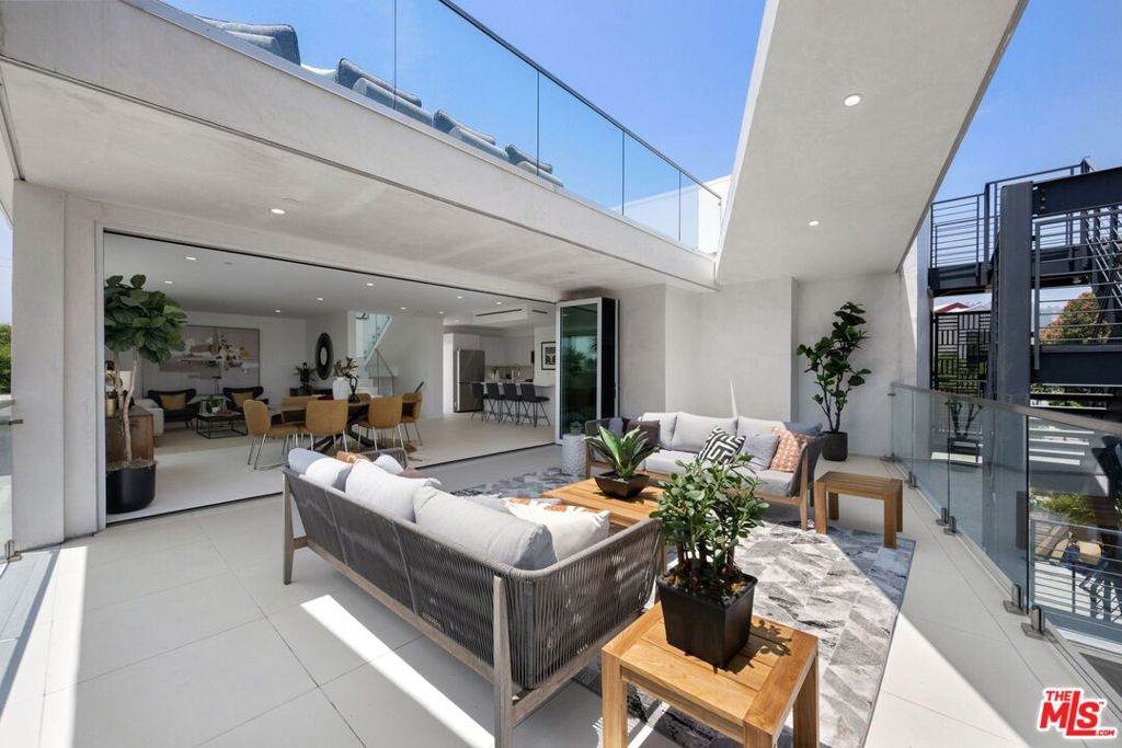 621 Kings Road - Photo 1